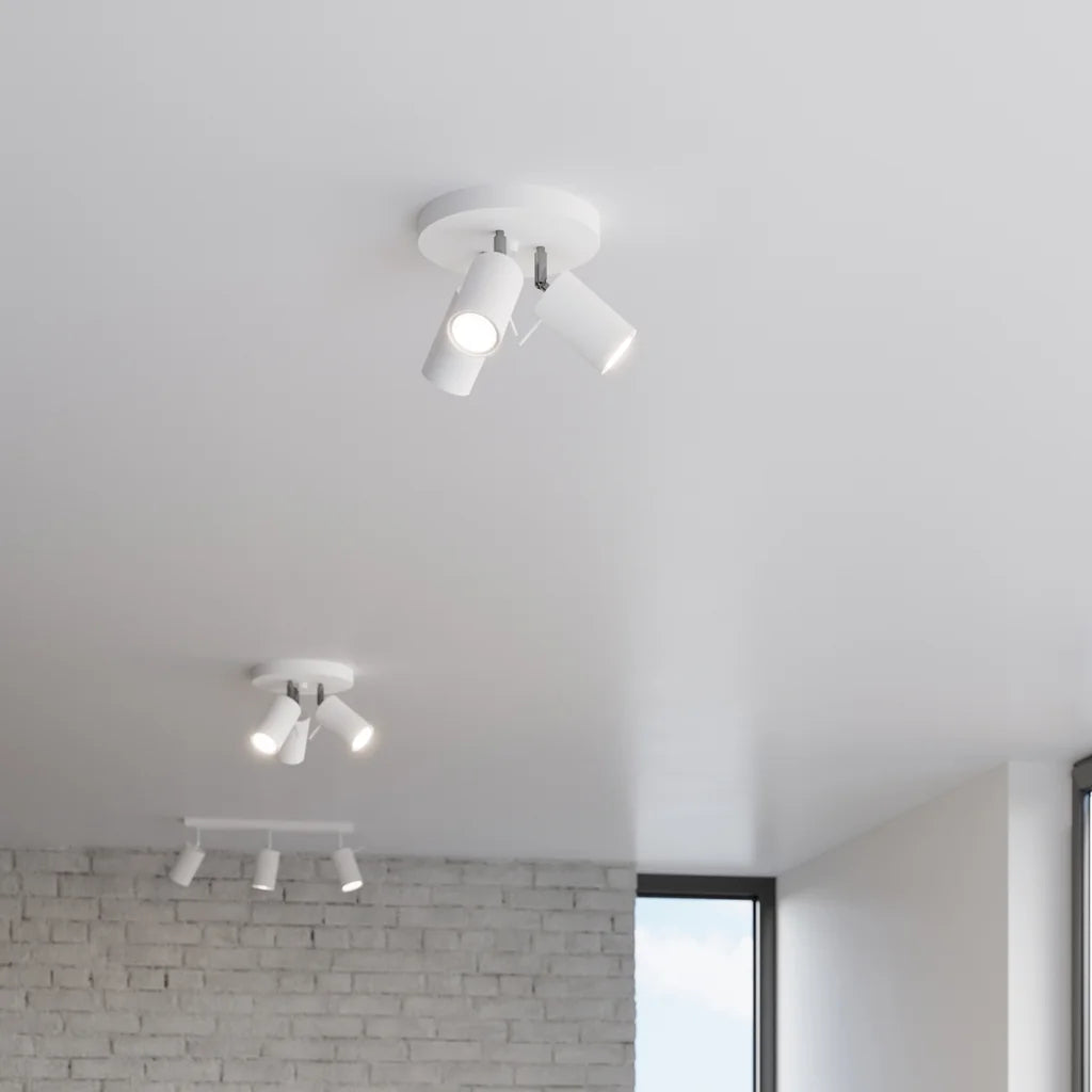 Plafonnier 3 spots orientables sur platine ronde dans un salon