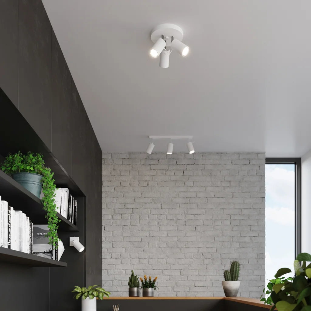 Plafonnier 3 spots orientables sur platine ronde dans un salon