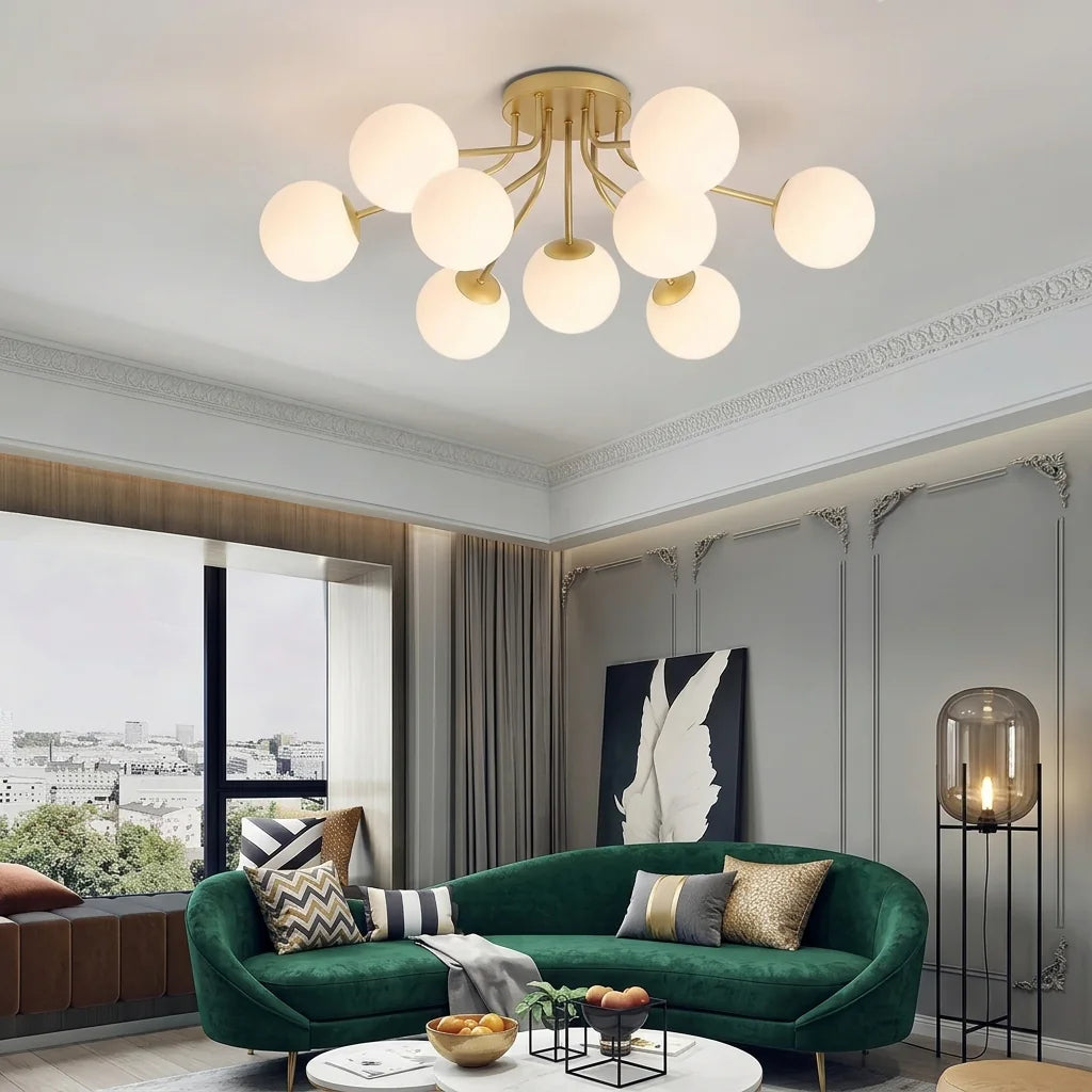 Plafonnier doré à 9 globes dans un salon élégant