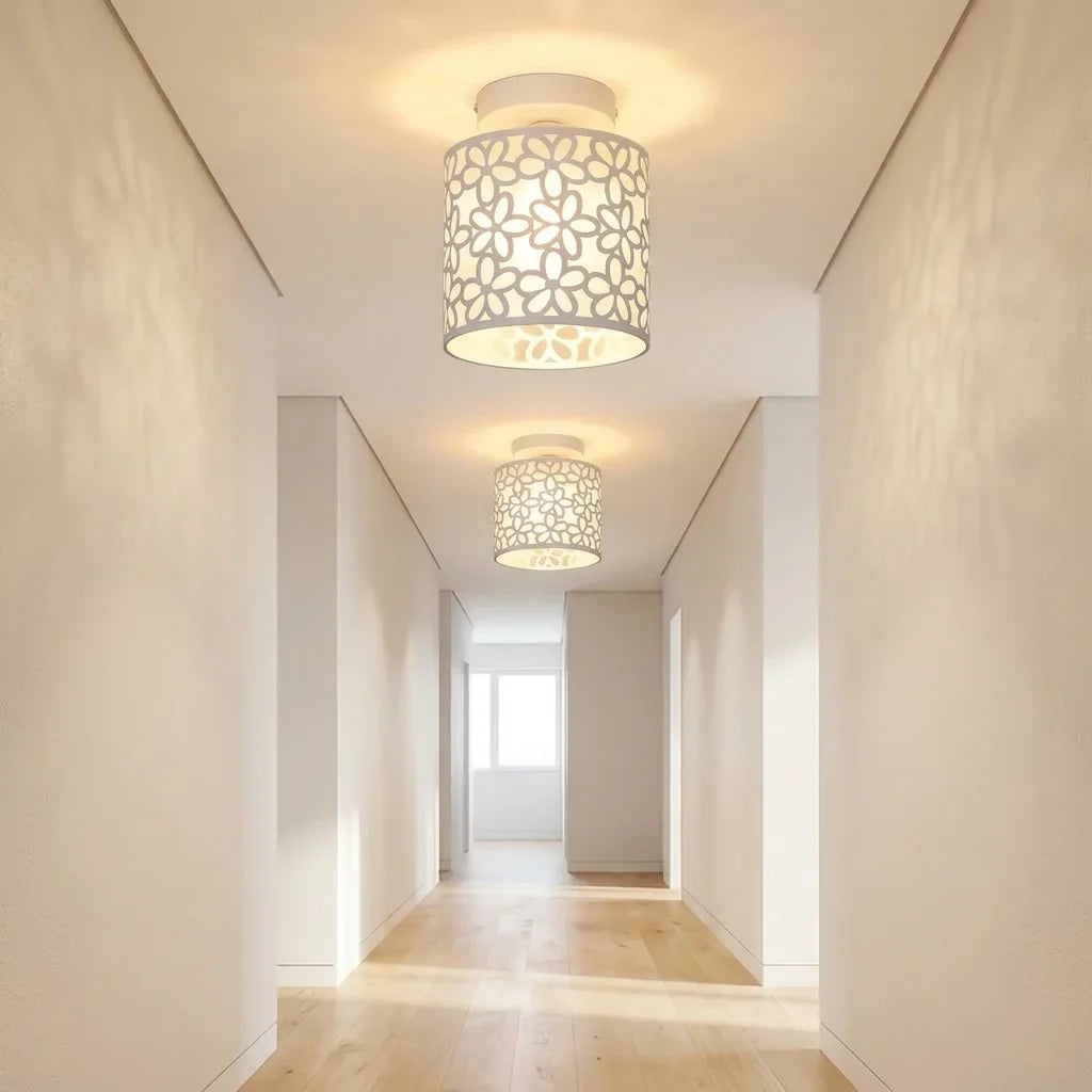 Plafonniers ajourés blancs dans un couloir clair