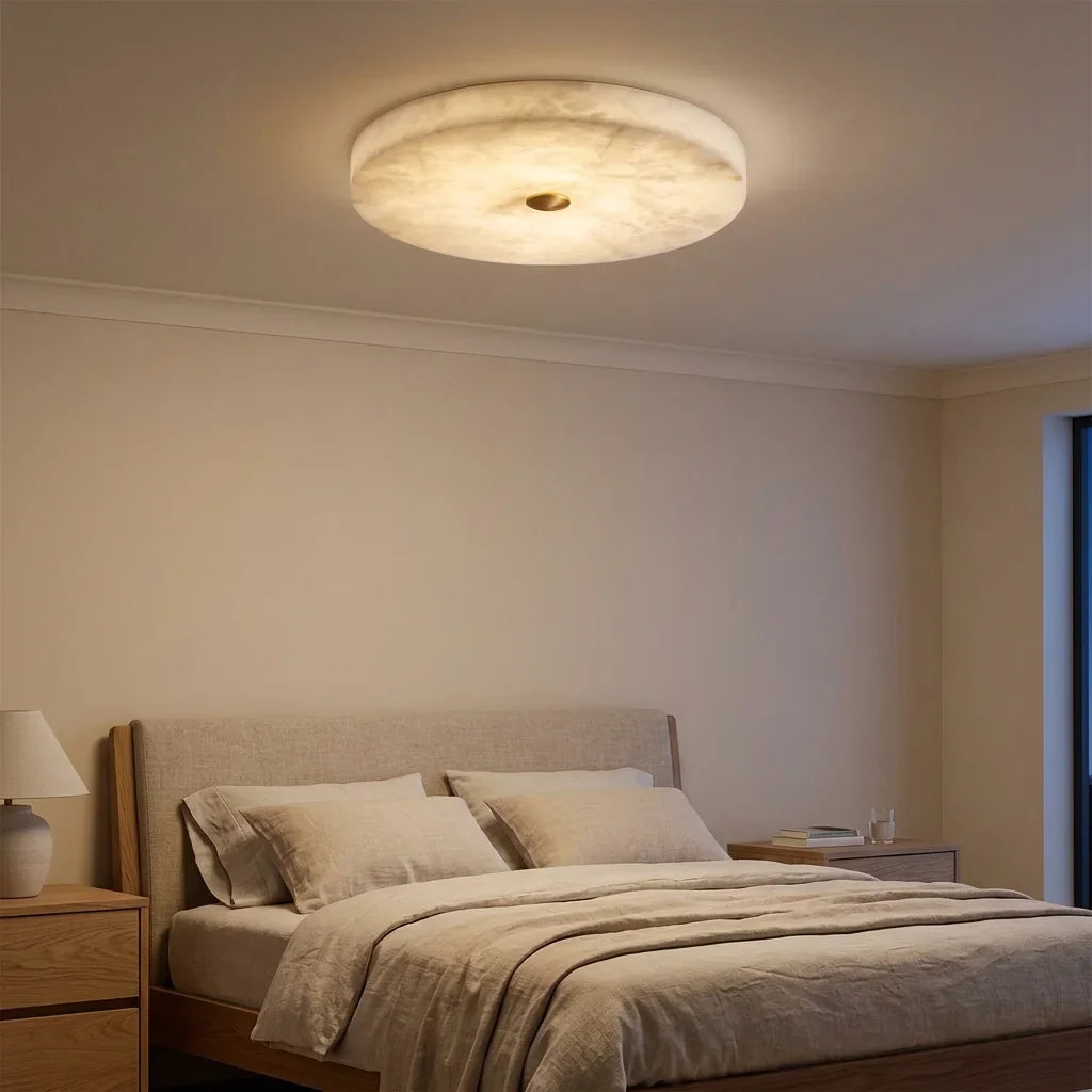 Plafonnier en albâtre dans une chambre chaleureuse