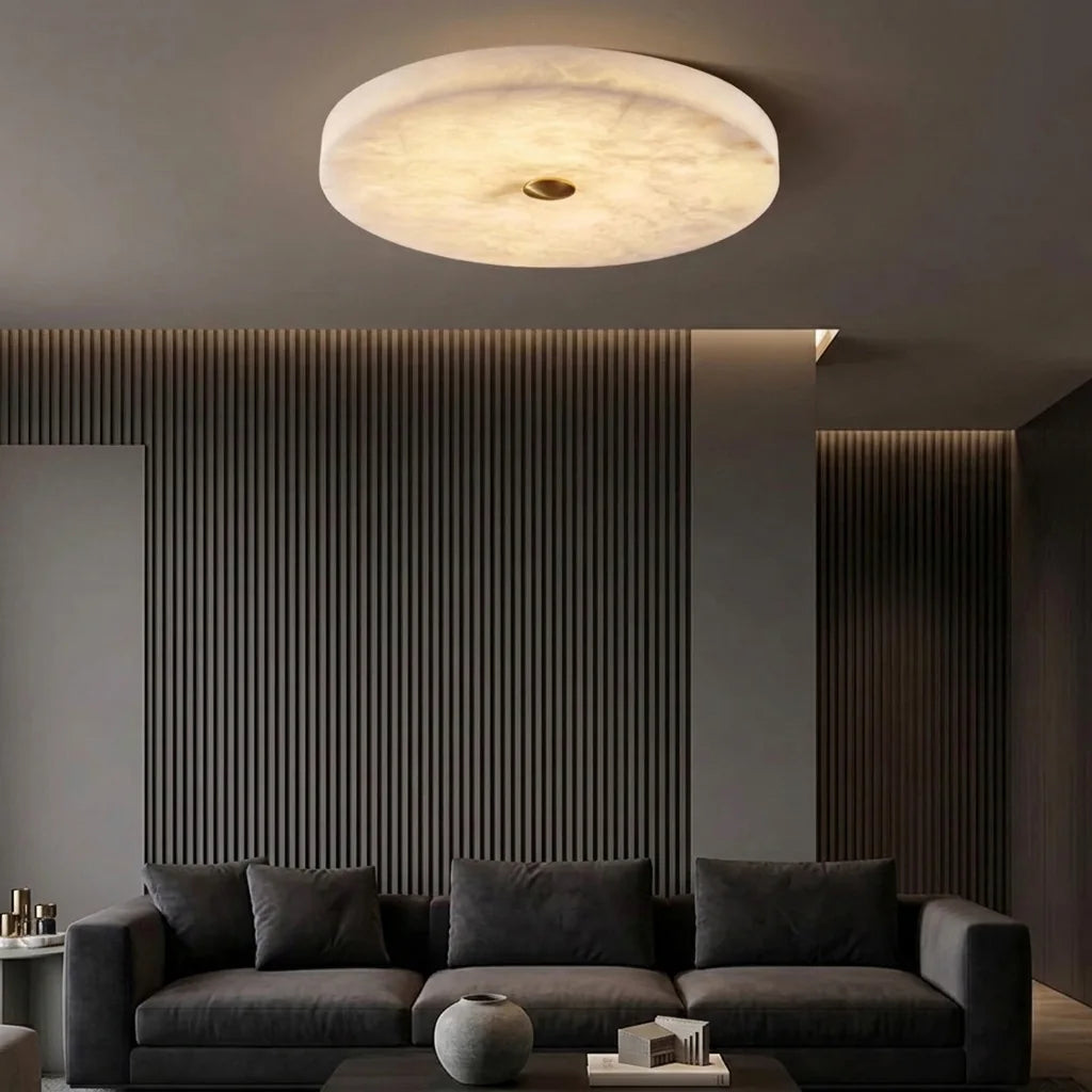 Plafonnier en albâtre dans un salon élégant aux murs rainurés