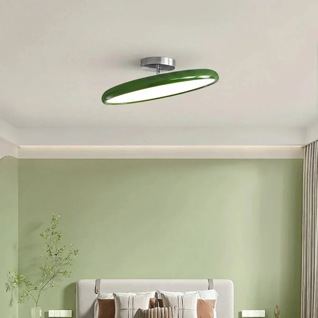 Plafonnier art déco vert dans une chambre aux murs vert sauge