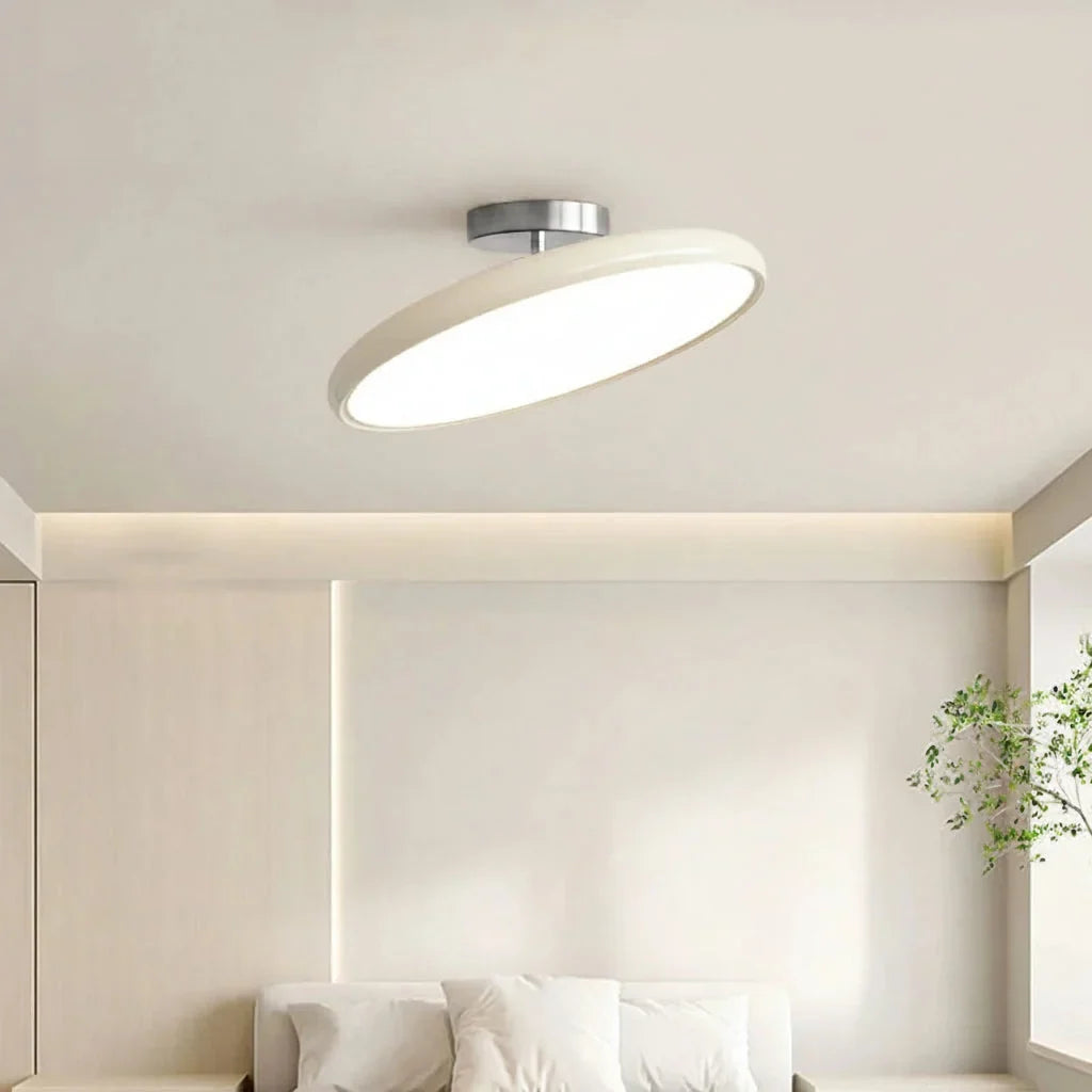 Plafonnier art déco crème dans une chambre claire