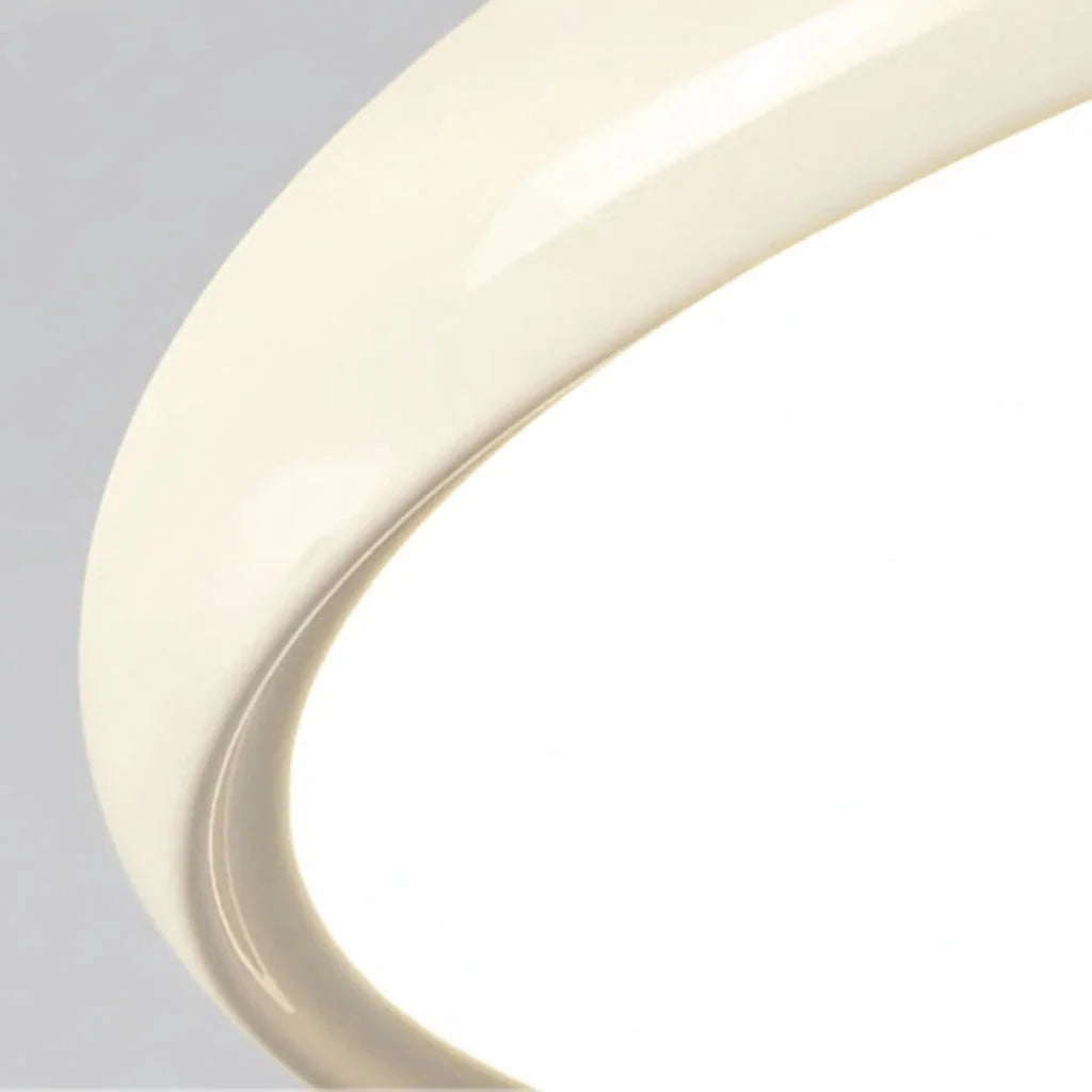 Bord laqué brillant et diffuseur lumineux vus de près