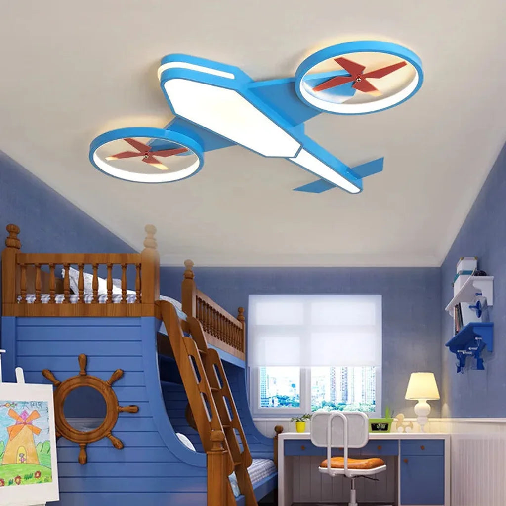 Plafonnier avion bleu dans une chambre avec lit superposé