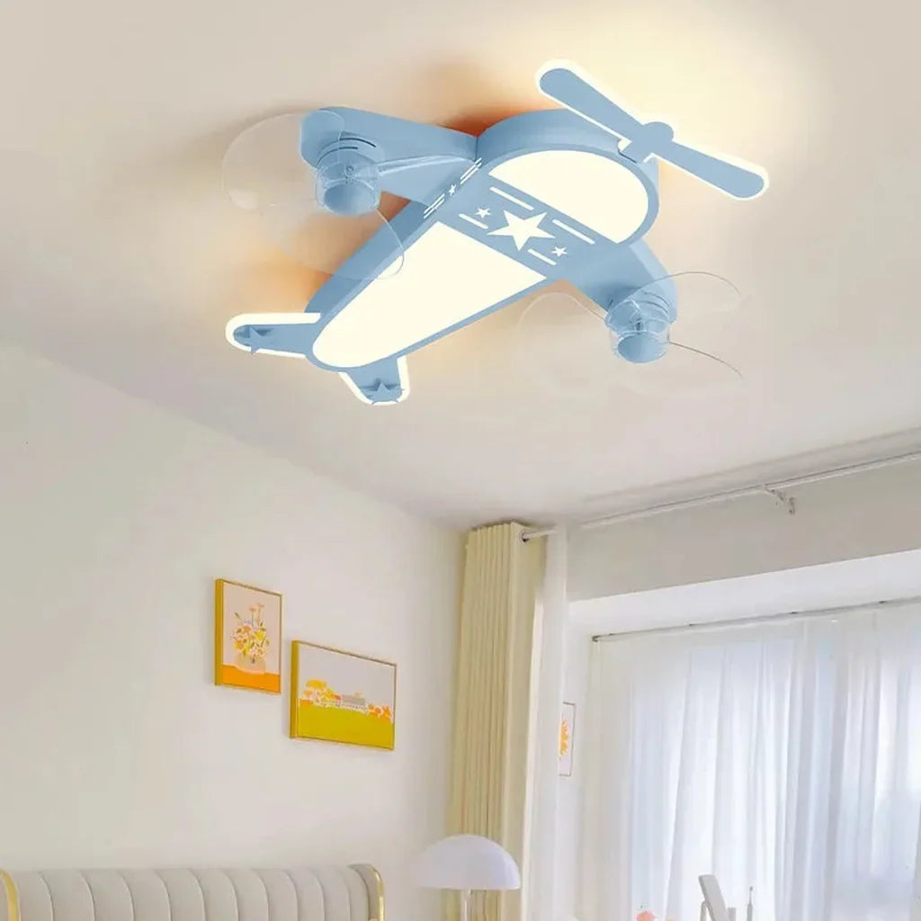Plafonnier avion bleu à ventilateurs dans une chambre d’enfant