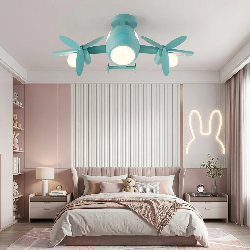 Plafonnier avion dans une chambre d’enfant rose