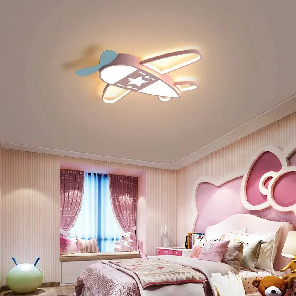 Plafonnier avion rose dans une chambre de fille