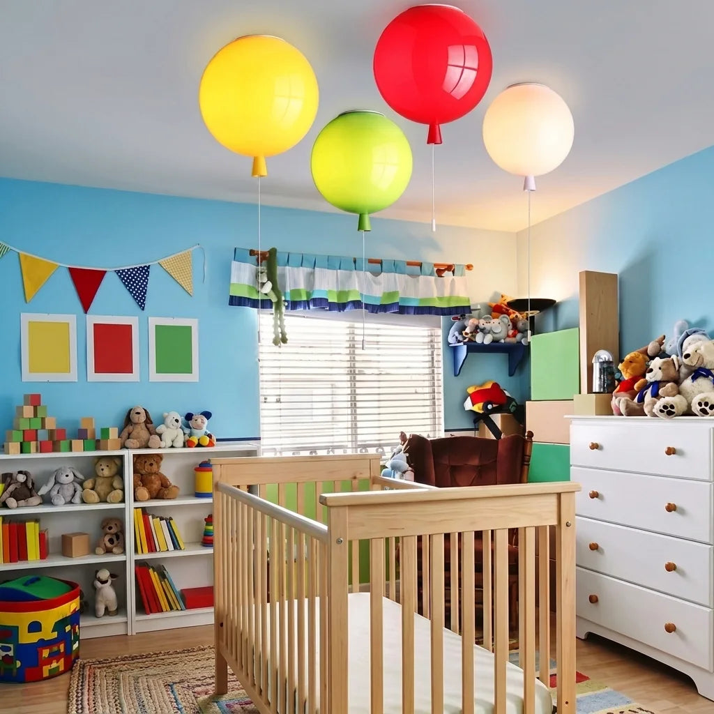 Plafonniers ballons colorés dans une chambre de bébé