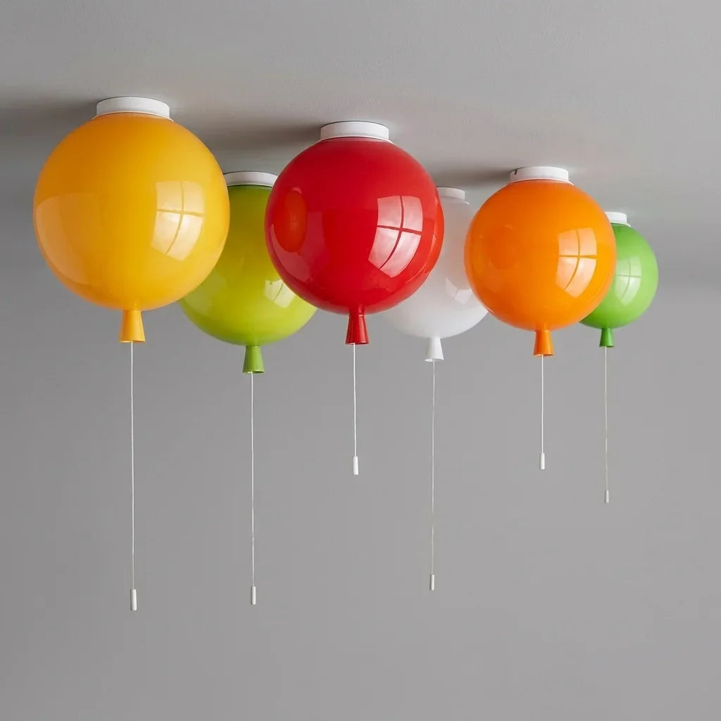 Plafonniers ballons de plusieurs couleurs
