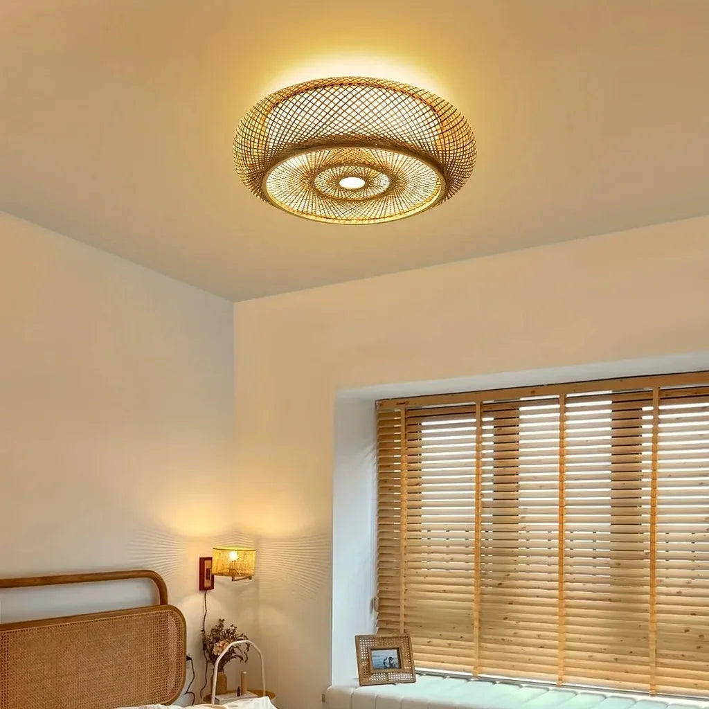 Plafonnier en bambou dans une chambre