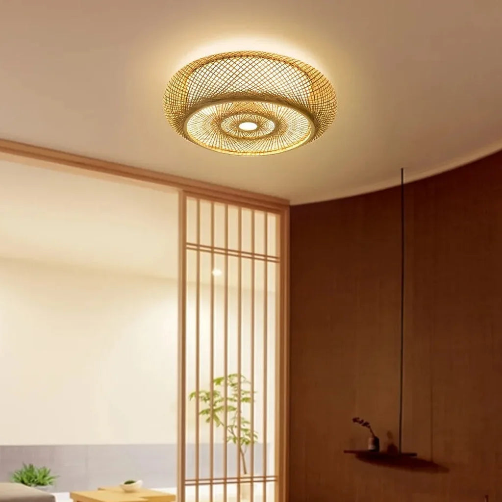 Plafonnier en bambou dans une pièce de style japonais
