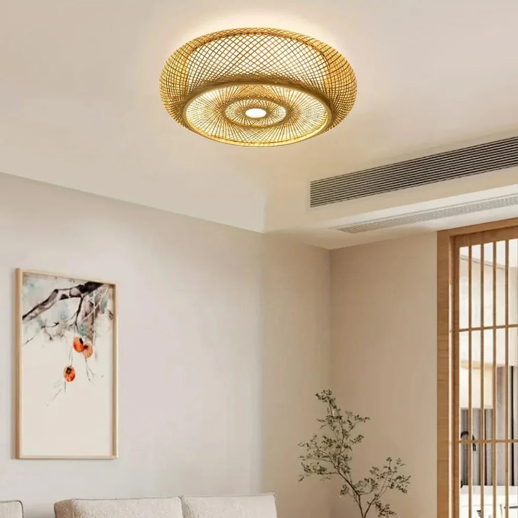 Plafonnier en bambou dans un salon lumineux