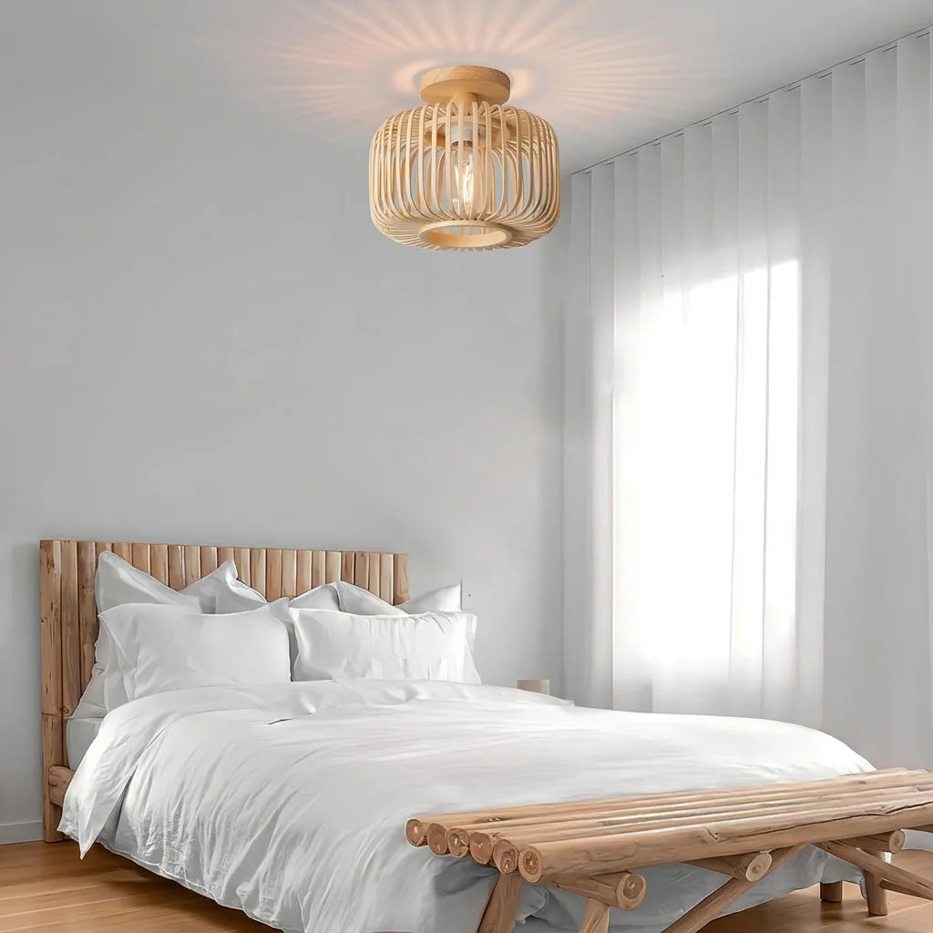 Plafonnier en bambou dans une chambre claire et naturelle