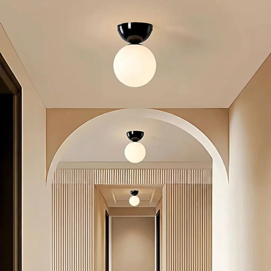 Plafonniers Bauhaus noirs dans un couloir à arches