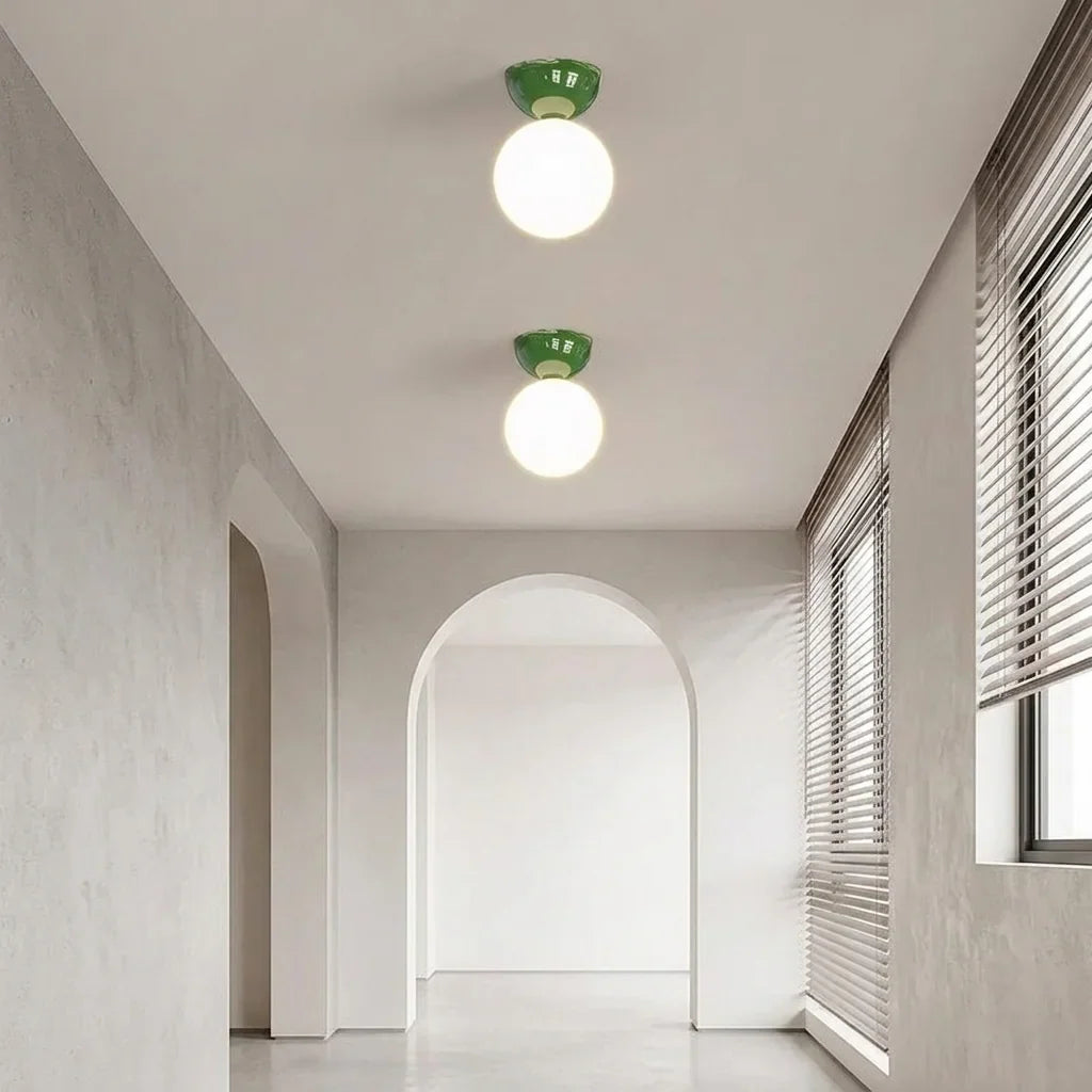 Plafonniers Bauhaus verts dans un couloir aux stores clairs