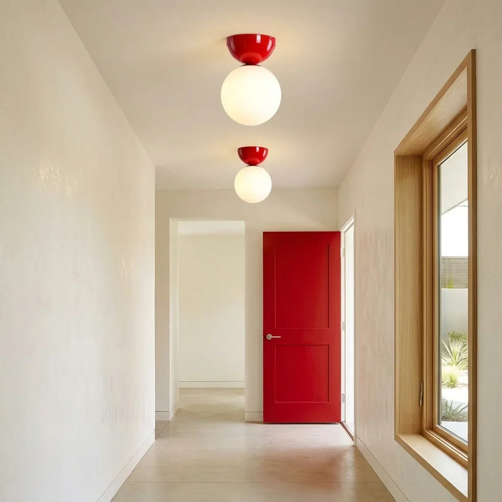 Plafonniers Bauhaus rouges dans un couloir lumineux