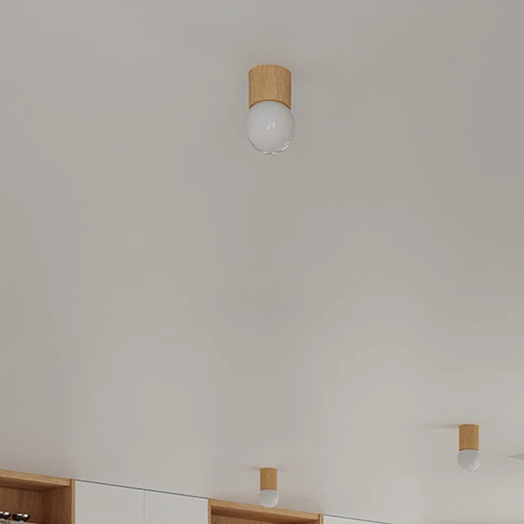 Plafonnier bois naturel et globe opalin dans un salon