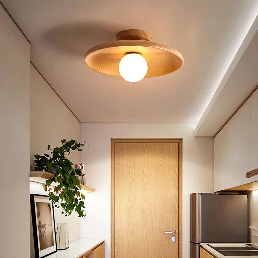 Plafonnier rond en bois dans une cuisine étroite