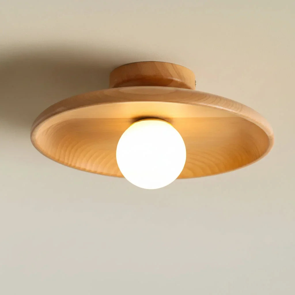 Disque en bois naturel et globe opalin en gros plan
