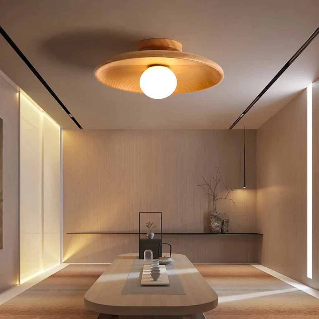 Plafonnier en bois naturel dans un salon japandi épuré