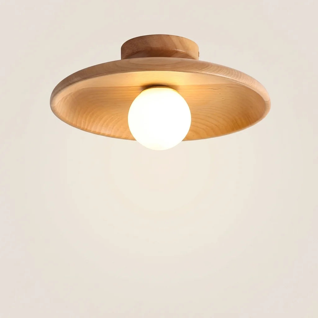 Plafonnier rond en bois naturel avec globe opalin, allumé