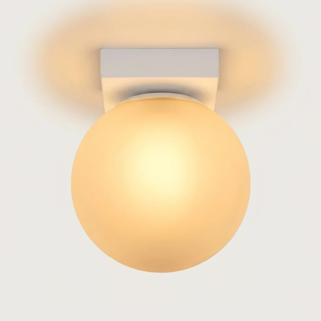 Plafonnier boules en verre opalin allumé