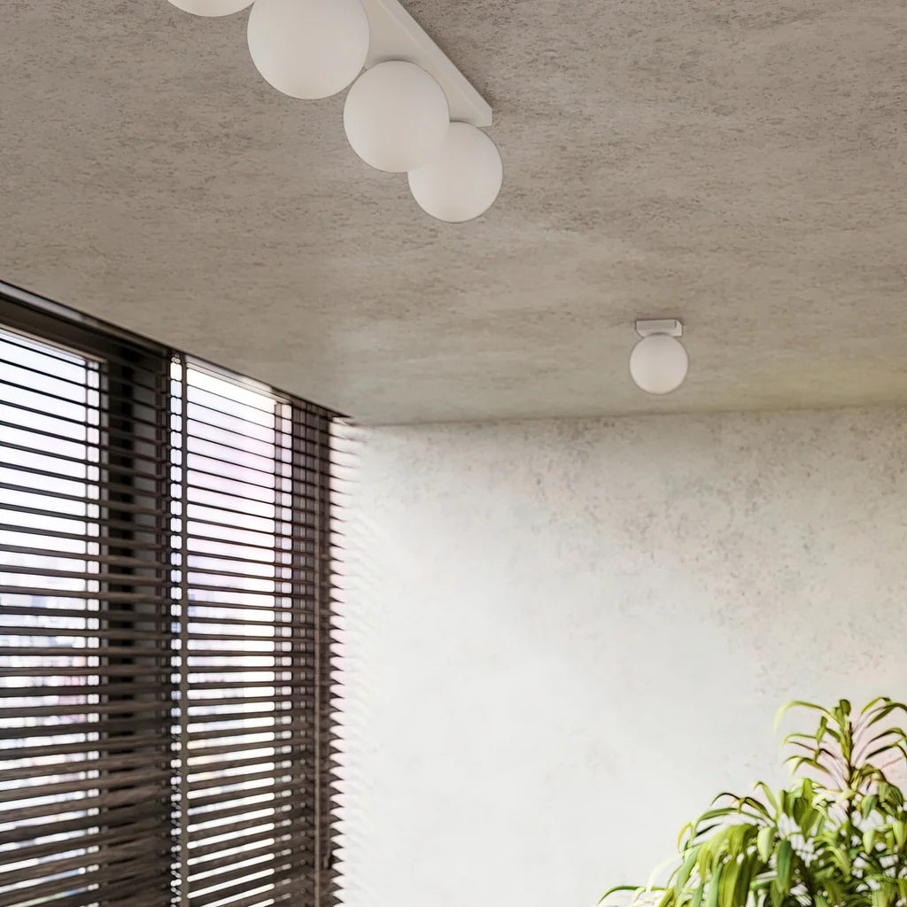 Plafonnier boules en verre opalin dans un salon