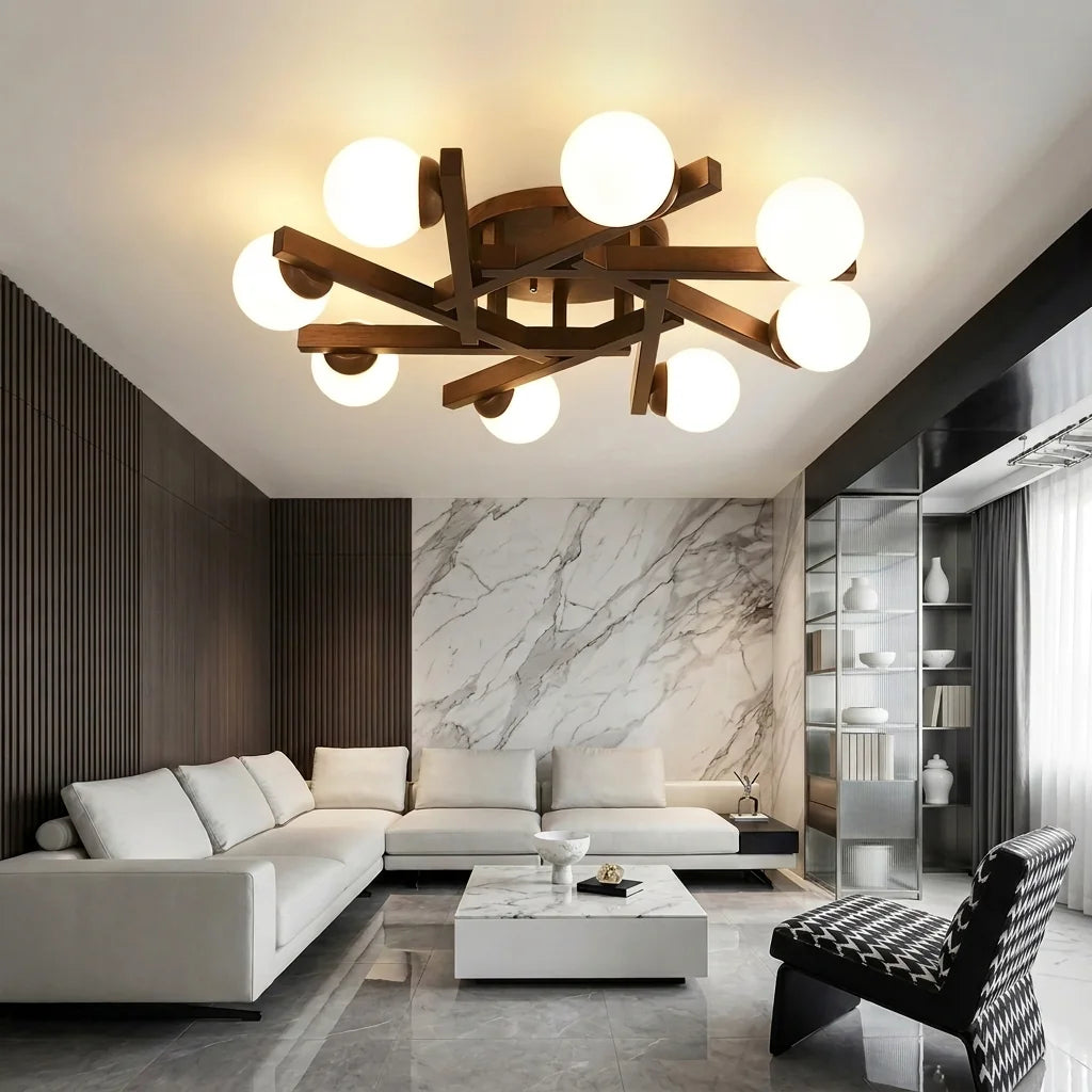 Plafonnier en noyer et globes dans un salon au mur de marbre