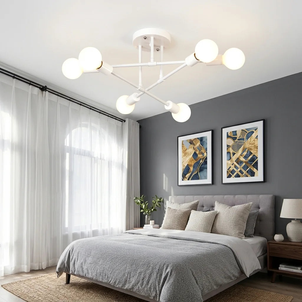 Plafonnier à bras blanc dans une chambre claire