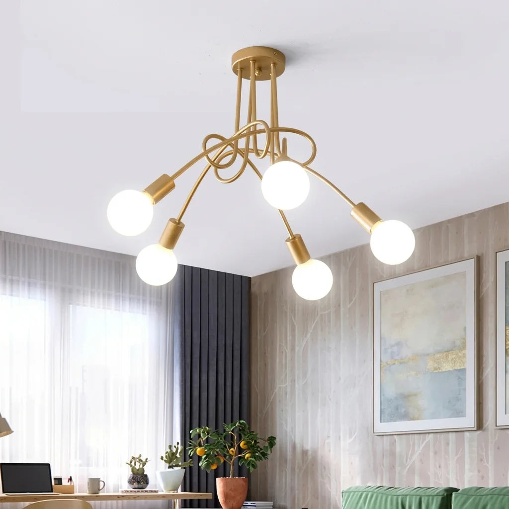 Plafonnier doré à bras noués dans un salon lumineux