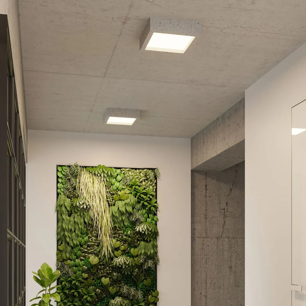 Plafonnier carré béton et verre blanc dans un couloir
