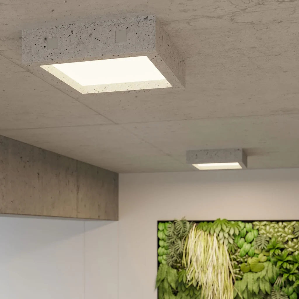 Plafonnier carré béton et verre blanc dans un couloir