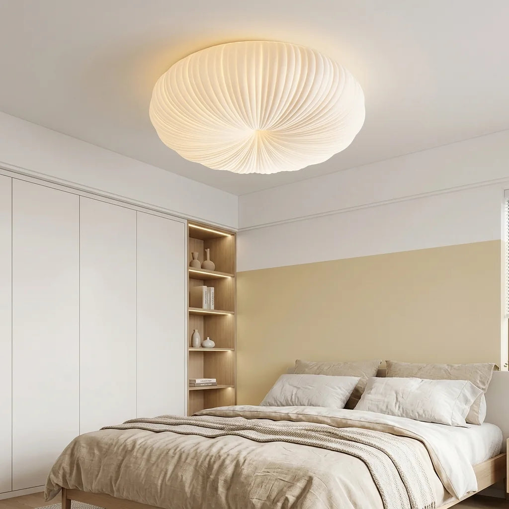 Plafonnier citrouille dans une chambre claire