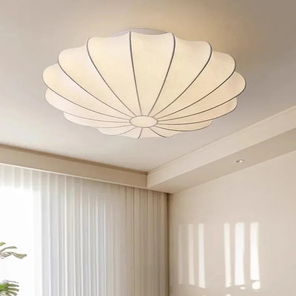 Plafonnier corolle en soie dans un espace moderne lumineux