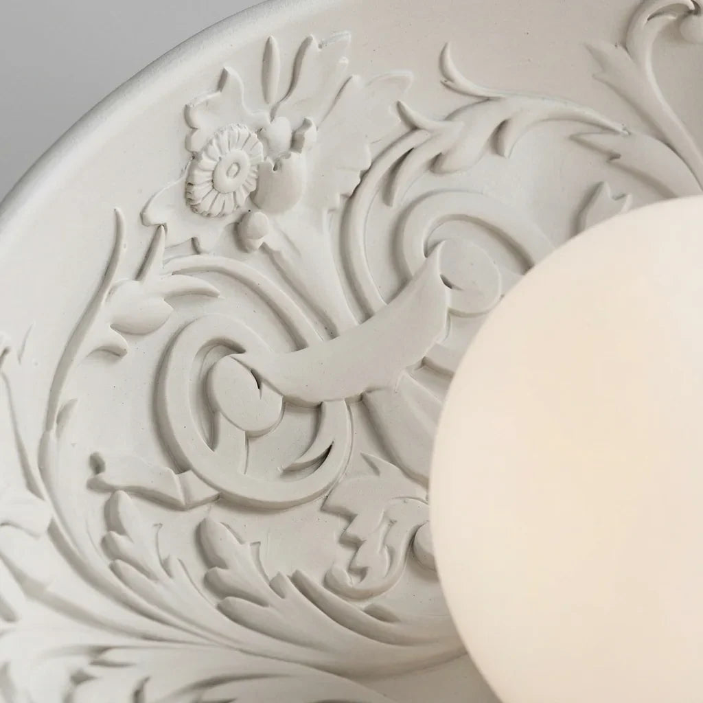 Décor floral sculpté en relief en gros plan