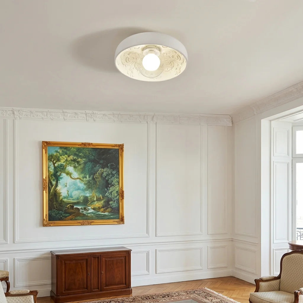 Plafonnier coupe sculptée dans un salon classique à moulures