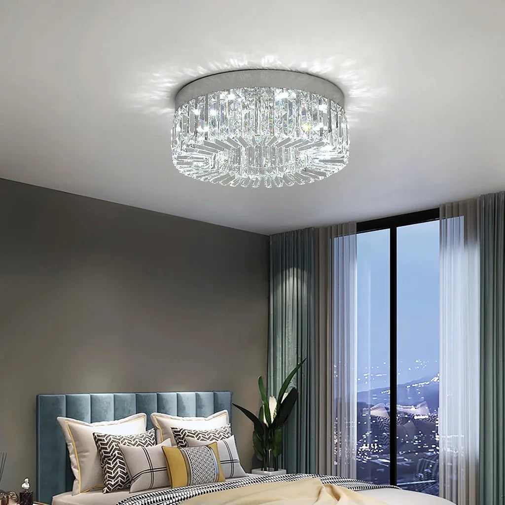 Plafonnier en cristal argenté dans une chambre