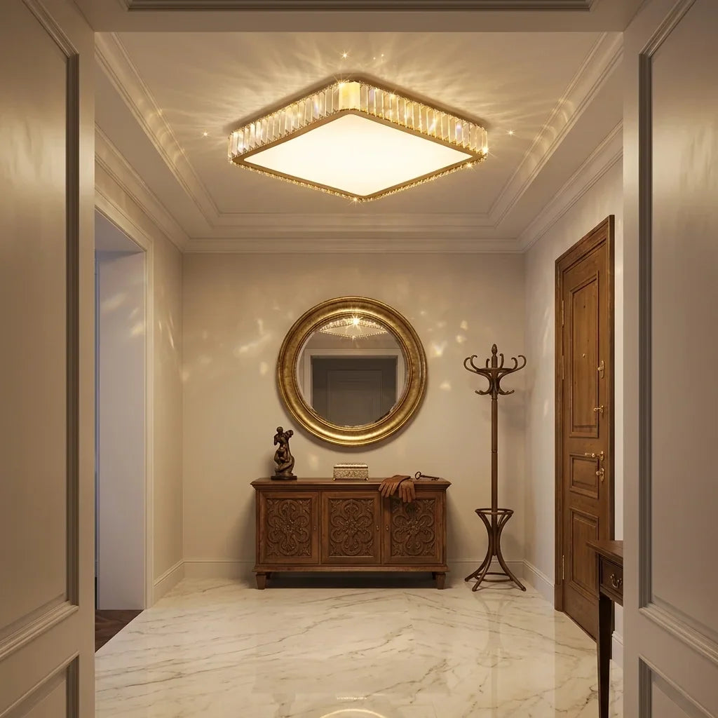 Plafonnier cristal carré dans une entrée au sol de marbre