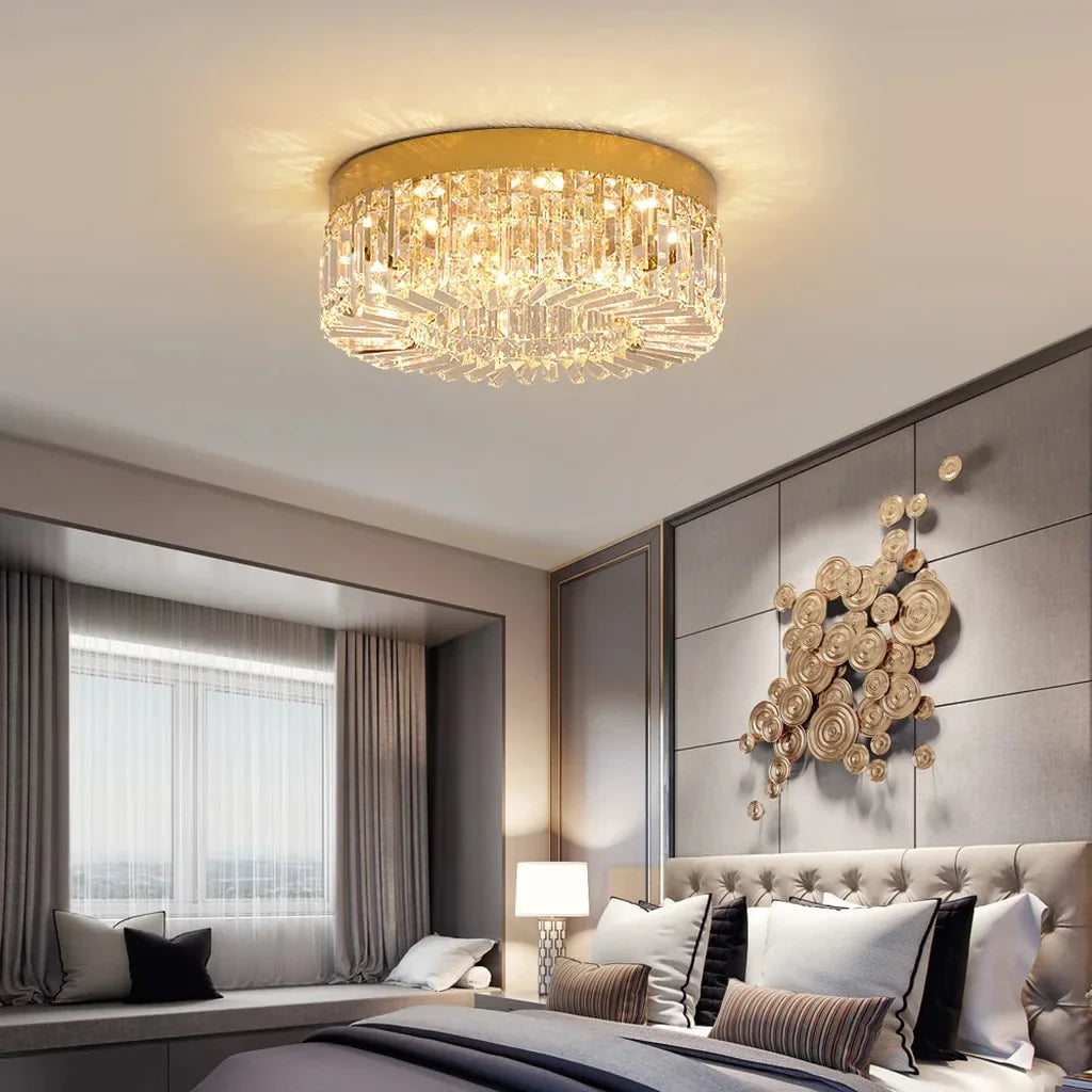 Plafonnier en cristal doré dans une chambre élégante