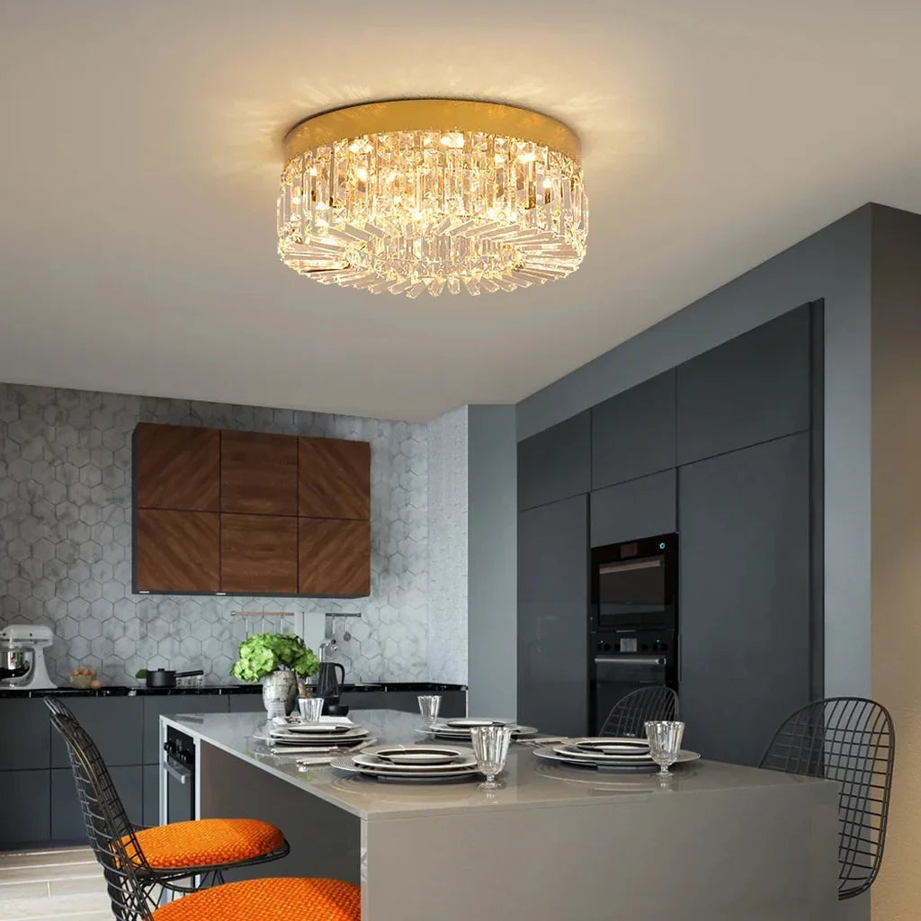 Plafonnier en cristal au-dessus d’une cuisine moderne