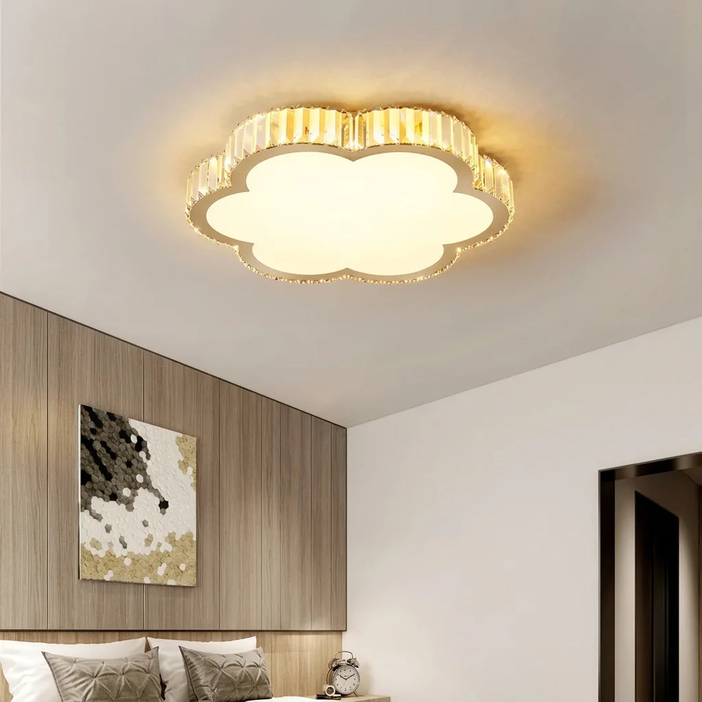 Plafonnier cristal fleur au plafond d’une chambre moderne