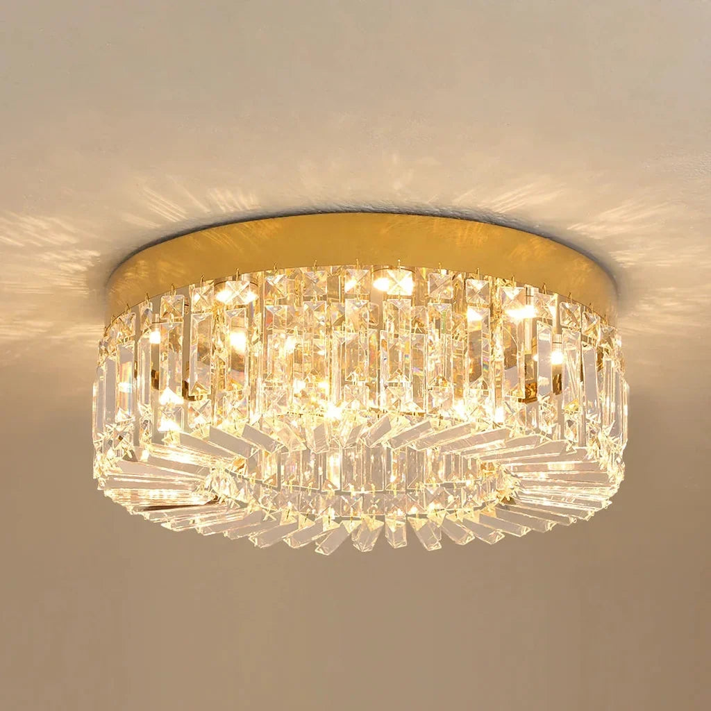 Plafonnier en cristal doré allumé en lumière chaude