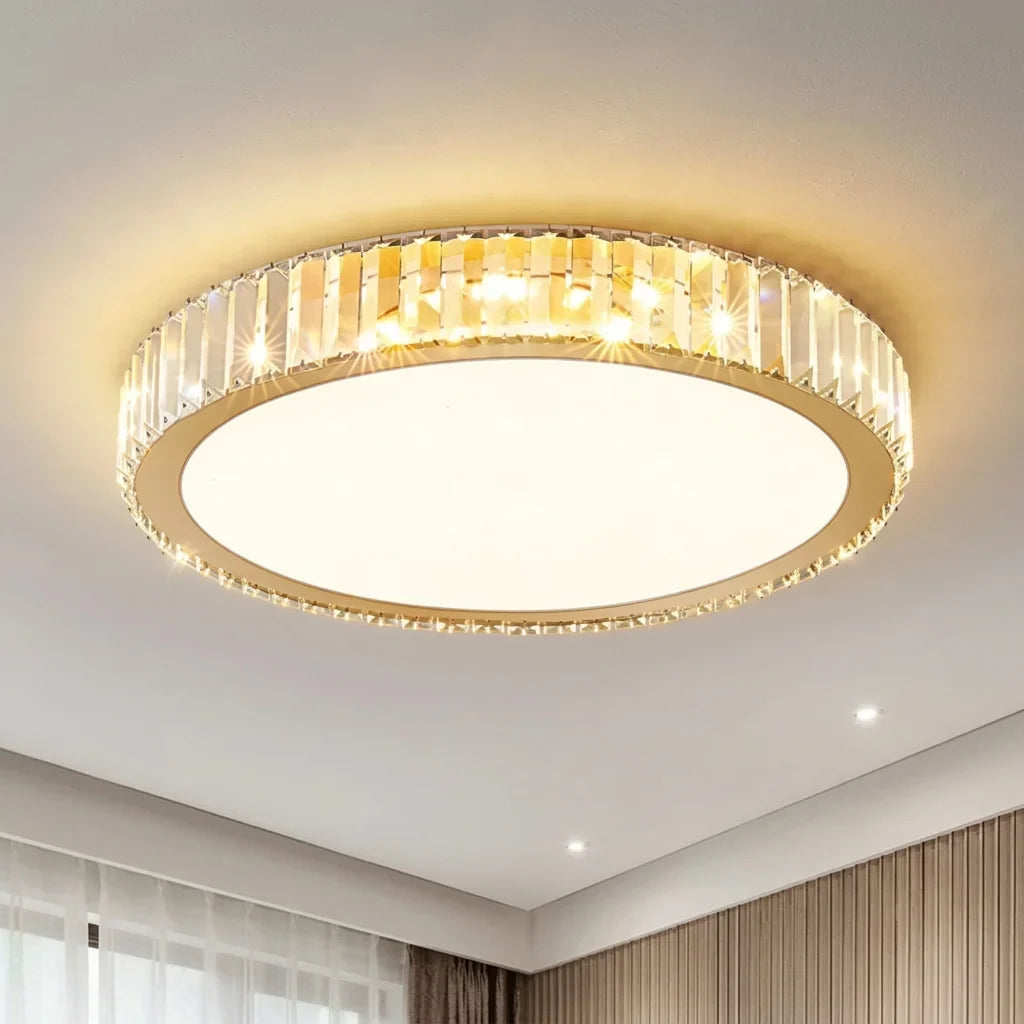 Plafonnier cristal rond doré au plafond d’un salon lumineux
