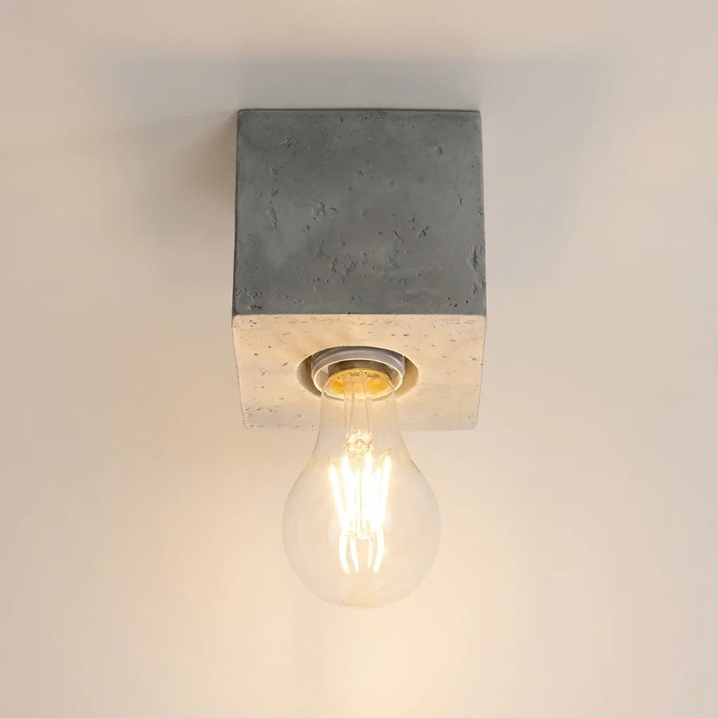 Plafonnier cube en béton minimaliste allumé