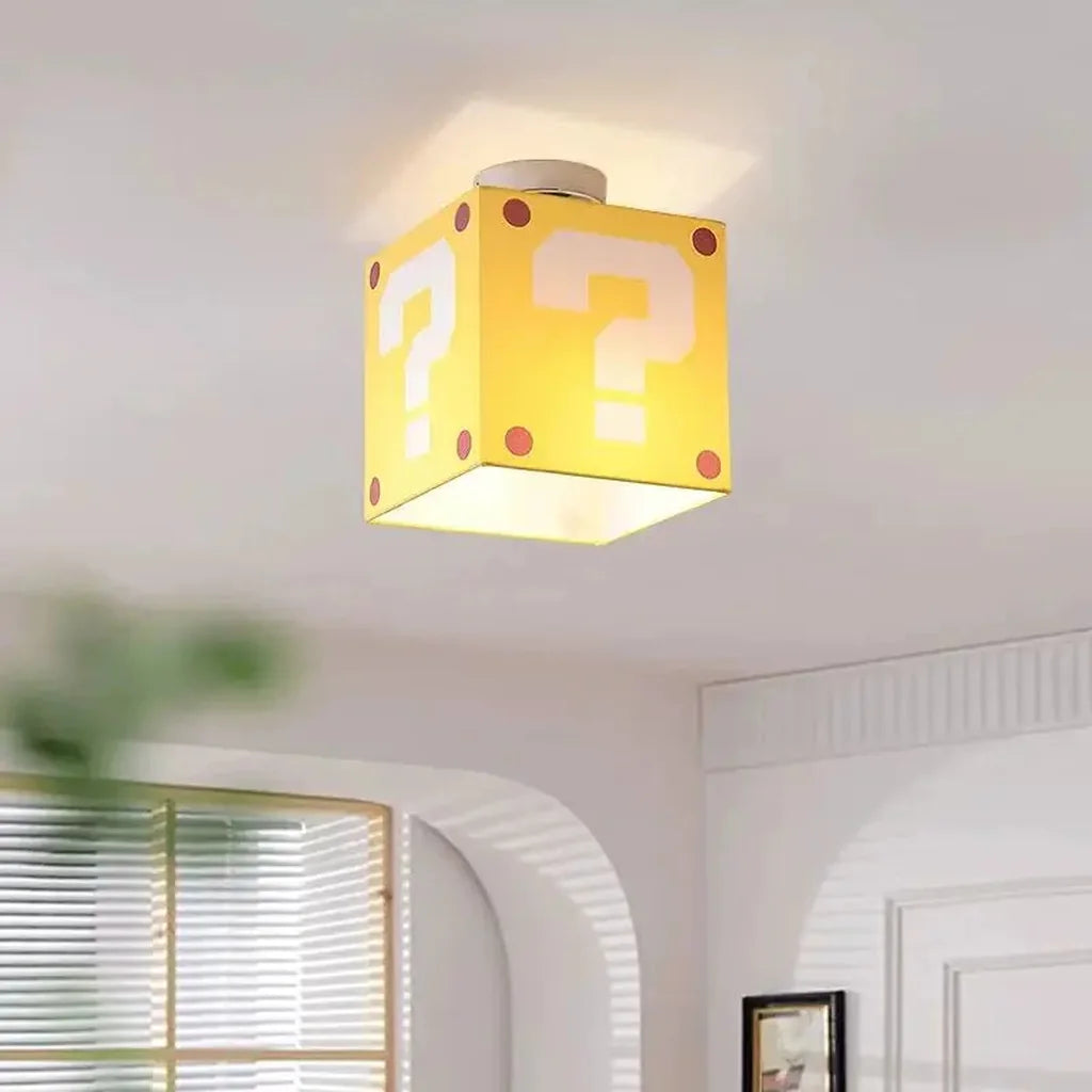Plafonnier cube point d’interrogation dans une chambre claire