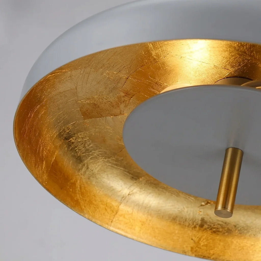Intérieur feuille d’or et tige en laiton vus de près
