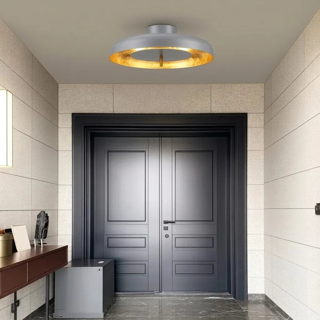 Plafonnier gris et or dans une entrée élégante