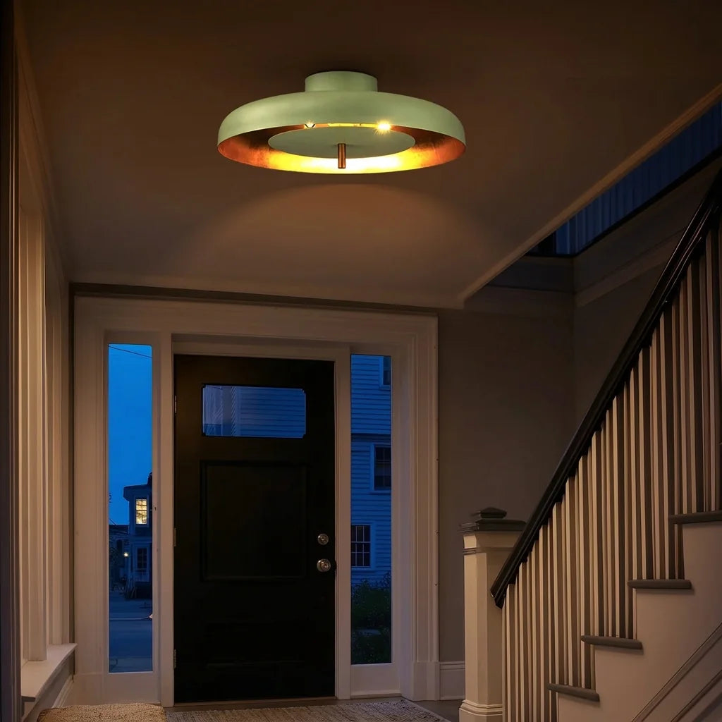 Plafonnier vert dans une cage d’escalier le soir